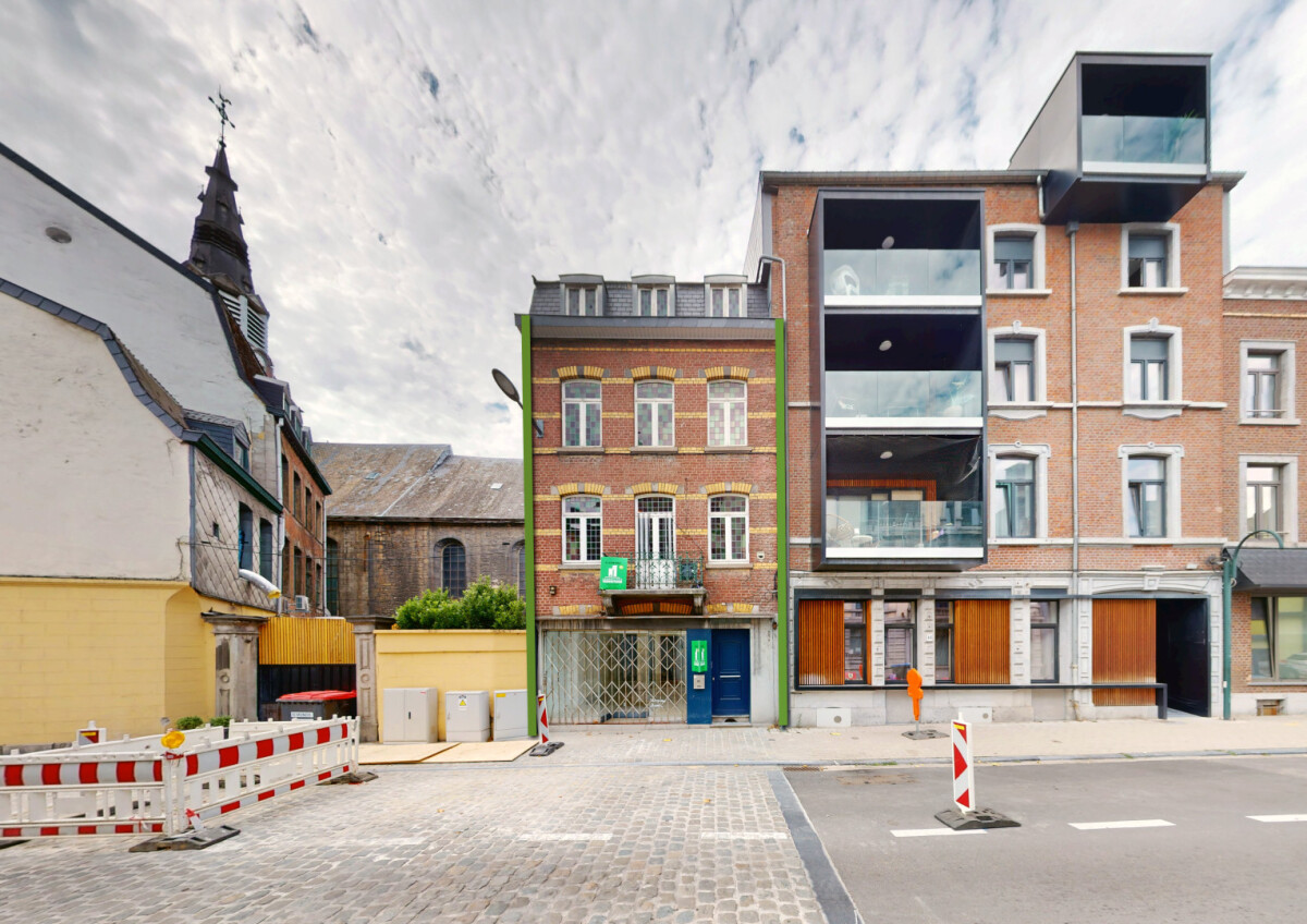 Maison 3 façades avec rez commercial à rénover